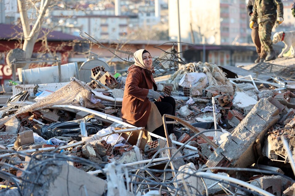 Sigue la búsqueda de sobrevivientes contrarreloj entre los escombros. (Fuente: AFP)