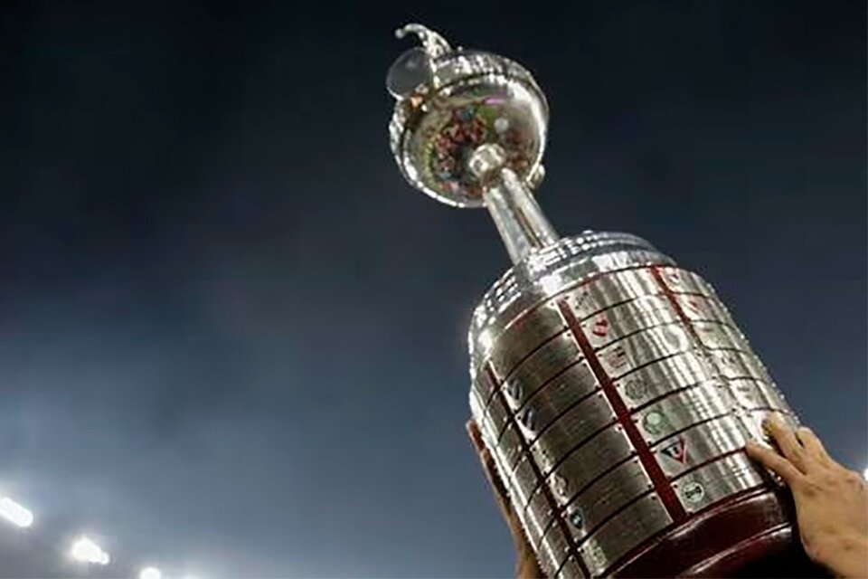El anhelado trofeo de Copa Libertadores (Fuente: Fotobaires)