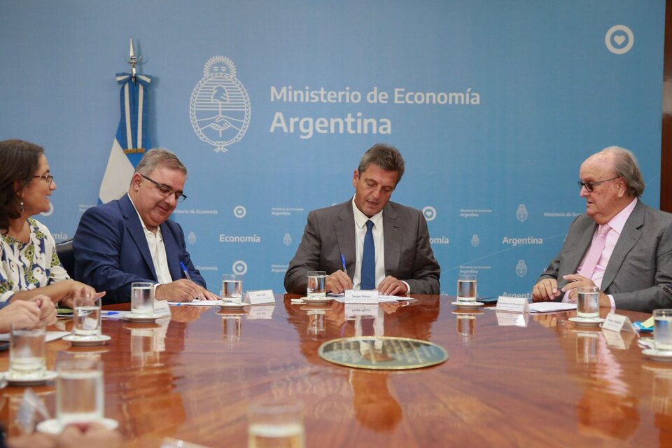 El ministro de Economía, Sergio Massa, el gobernador de Catamarca, Raúl Jalil, y el secretario de Industria y Desarrollo Productivo, José Ignacio de Mendiguren.