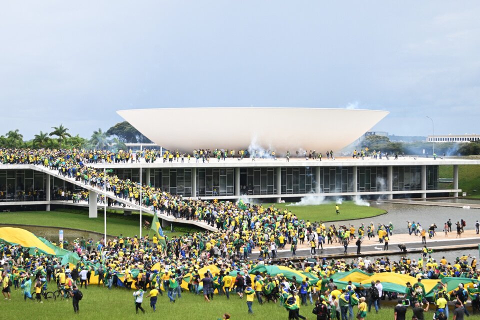 Fanáticos Bolsonaristas copan la Explanada de los Ministerios el 8 de enero de 2023. (Fuente: AFP)