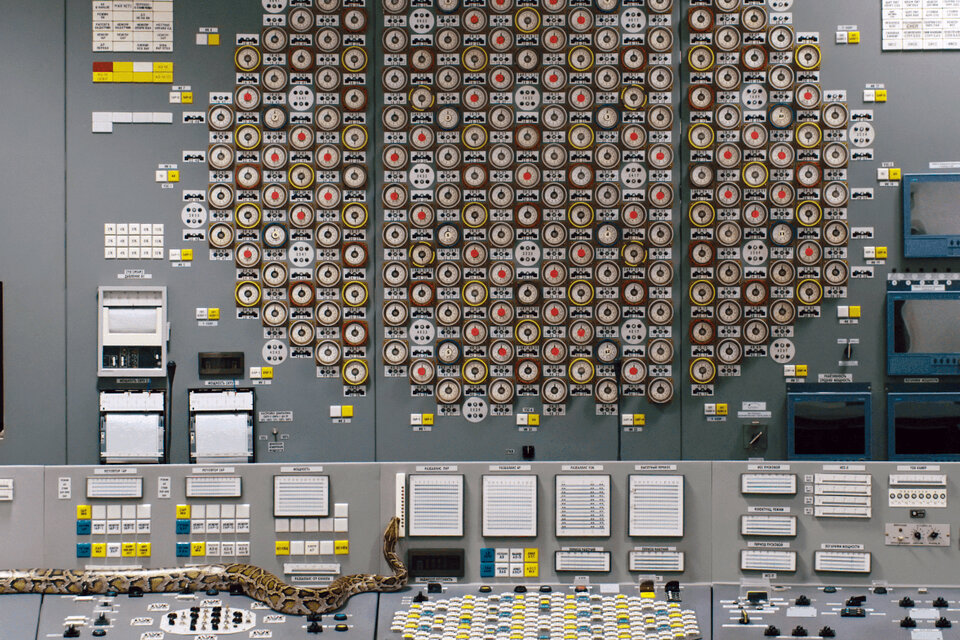 El diseño anacrónicamente geométrico de los tableros de control remite al op-art de fines de los años ’60.