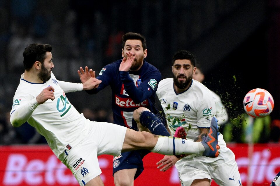 Los jugadores del Marsella le van con todo a Messi, que usó la 10 (Fuente: AFP)