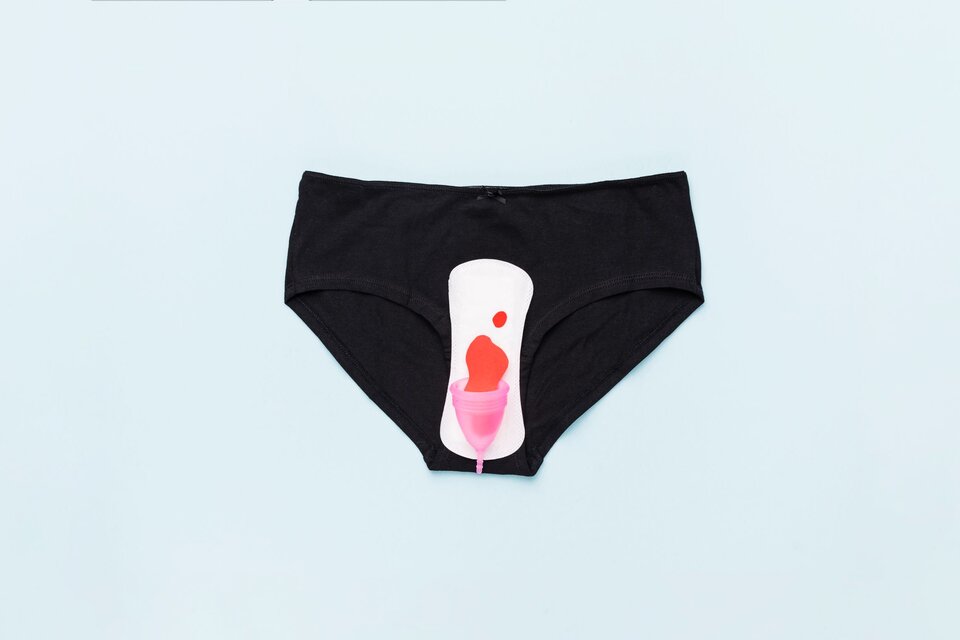Una bombacha, una toallita y la copa menstrual cuyo uso, a pesar de todas sus ventajas, toavía cuesta instalar. (Fuente: Freepick)
