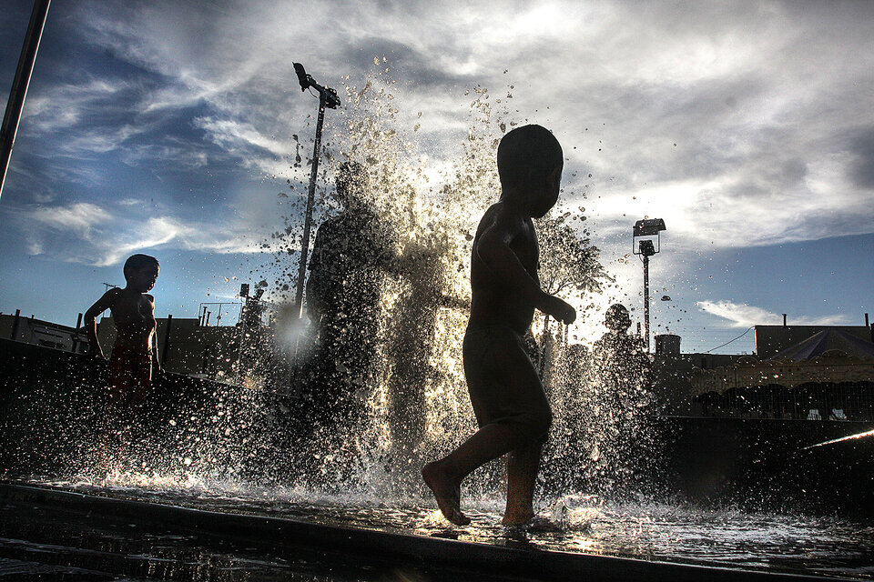 Los chicos, más vulnerables a sufrir el golpe de calor. Imagen: Leandro Teysseire.