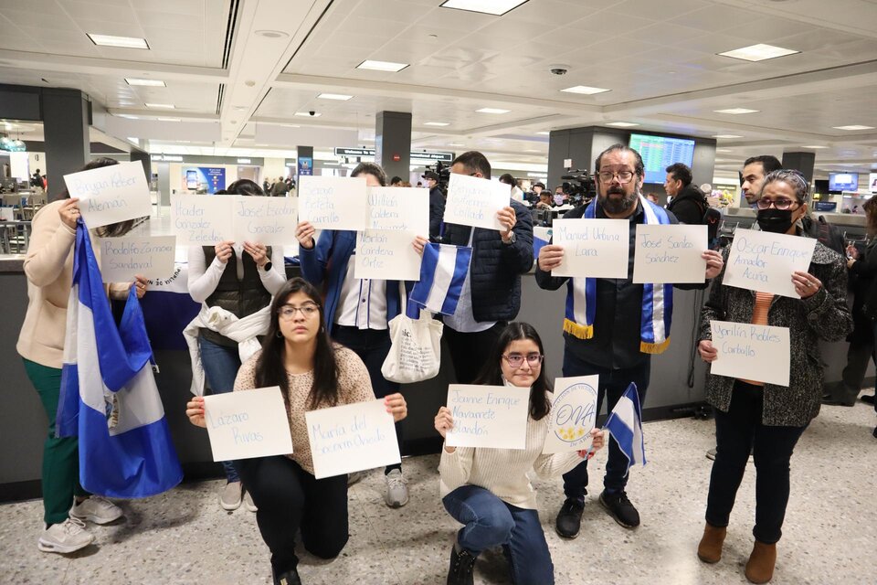 Varias personas sostienen hojas con los nombres de los presos políticos nicaragüenses, expulsados de su país, mientras esperan su llegada en el aeropuerto de Dulles, Virginia (EE.UU.) Foto: Octavio Guzmán/EFE (Fuente: EFE)