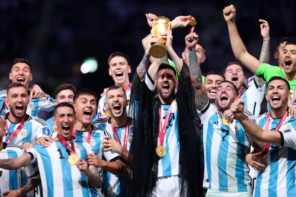 Messi levanta la Copa del mundo en el estadio Lusail (Fuente: AFP)