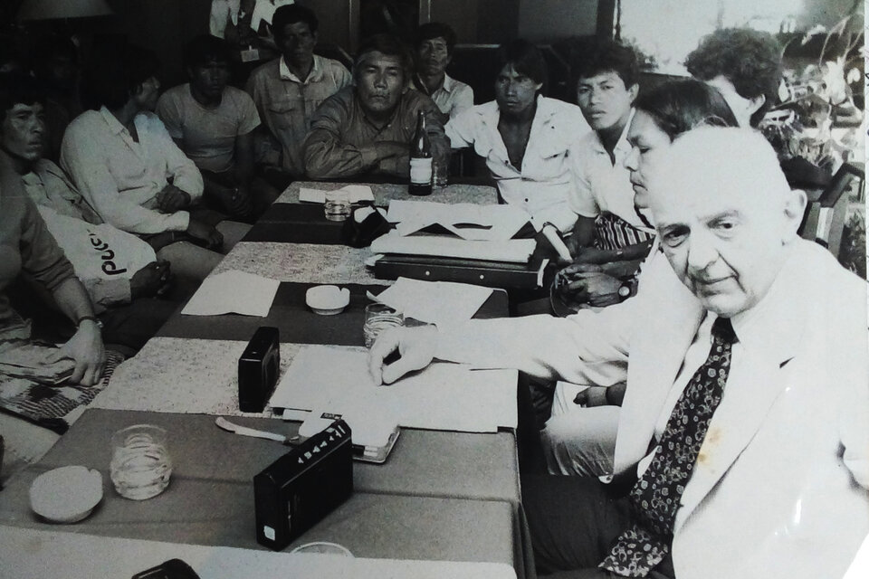 Szmukler (derecha) en su visita a Salta en 1992. Detrás, Zamora. Al fondo, referentes wichís que participaron de la protesta en Salta capital.  (Fuente: Gentileza Nelson Ruiz)