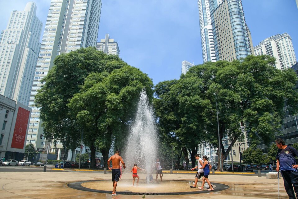 La ola de calor no cede y rige un alerta naranja por temperaturas extre,ams en seis provincias, ademas de la Ciudad de Buenos Aires. Imagen: NA