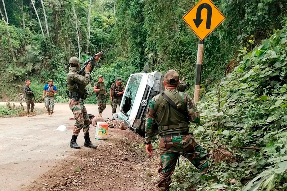 Militars peruanos en la escena del crimen después de la emboscada.