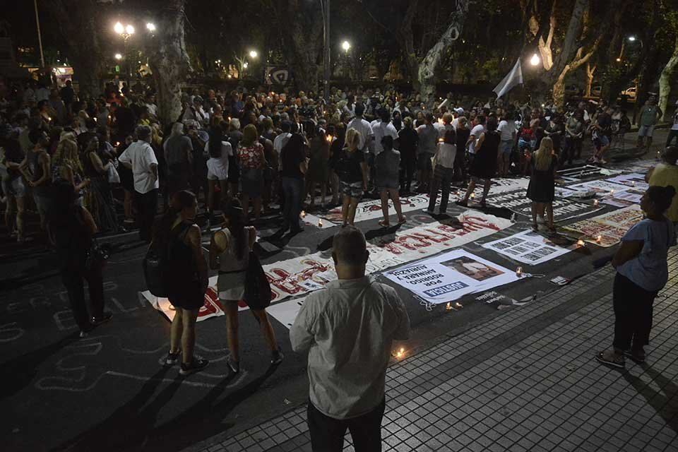 Familiares y Víctimas de la Inseguridad anoche frente a la sede de Gobernación. (Fuente: Sebastián Vargas)