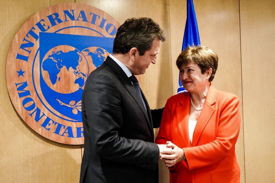 El ministro de Economía, Sergio Massa, junto a la titular del FMI, Kristalina Georgieva