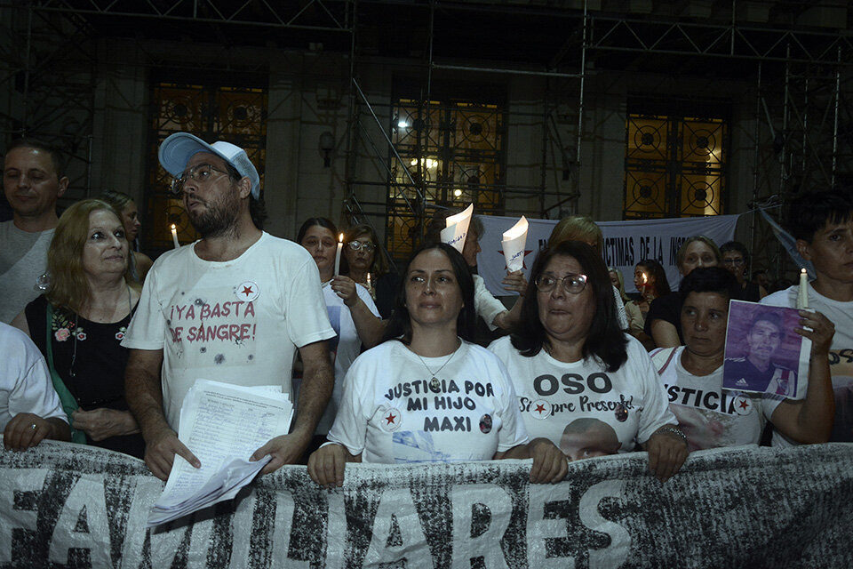 Familiares de las víctimas frente a sede de Gobernación. (Fuente: Sebastián Vargas)
