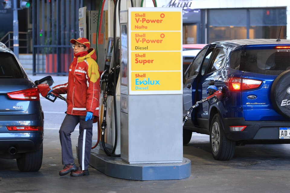 El litro de nafta super en estaciones de servicio de la Ciudad de Buenos Aires pasará de $162 a $168,40 (Foto: NA).