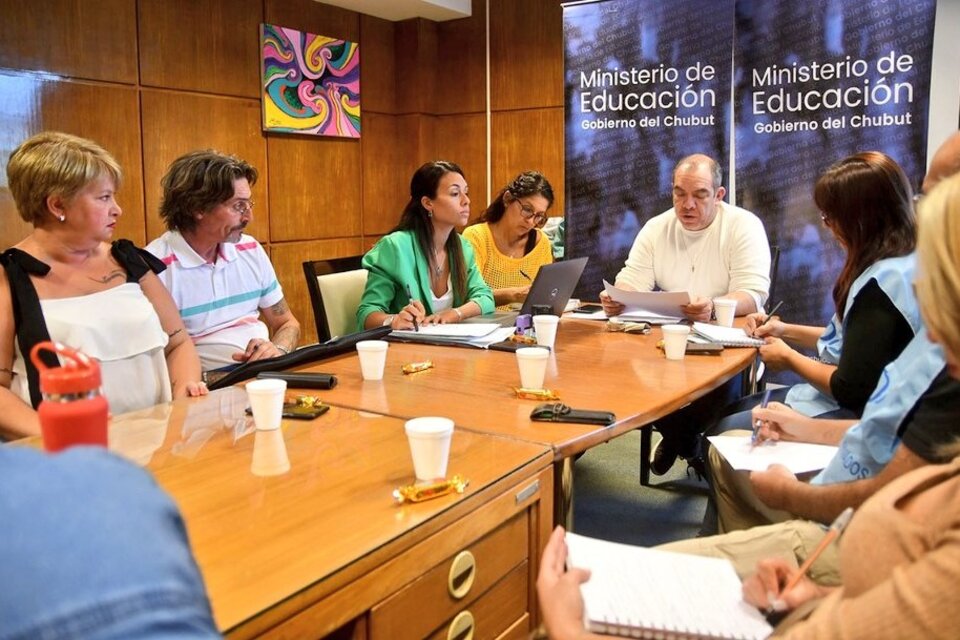 El ministro de Educación de Chubut, José María Grazzini, se reunió con los cinco gremios docentes de esa provincia por la paritaria 2023. (Foto: @SitraedChu)