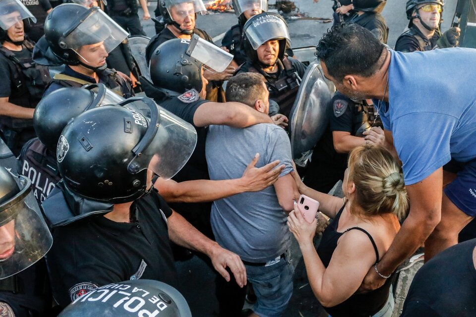 La detención que filmó el reportero gráfico de P12 y que alteró a la Policía de la Ciudad (Fuente: Leandro Teysseire)