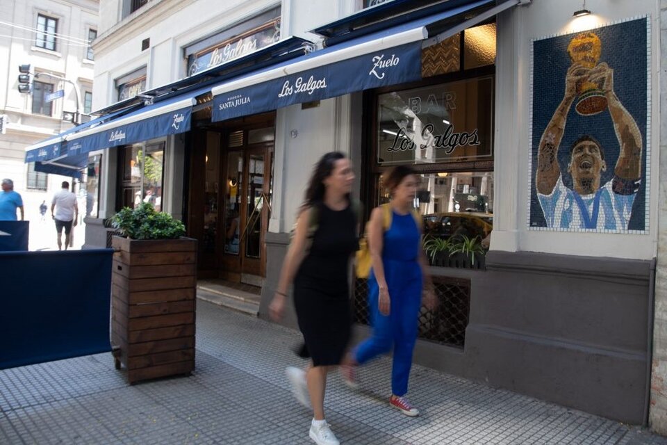 Los que pasen por Lavalle 1790 podrán observar a Messi levantando la Copa (Foto: Télam).