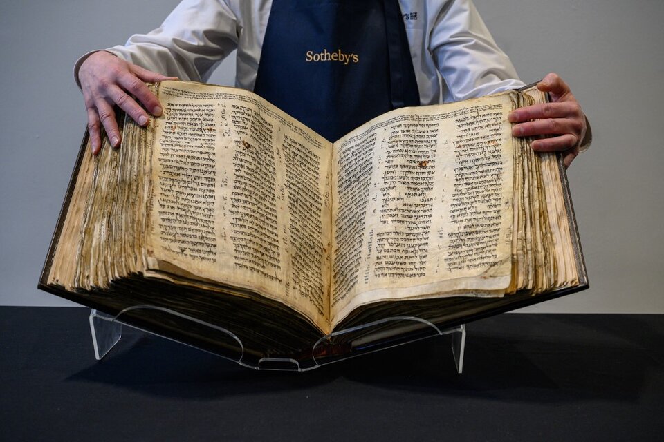 El manuscrito incluye en sus márgenes numerosas inscripciones y anotaciones hechos por los anteriores propietarios. (Foto: Ed Jones/AFP)