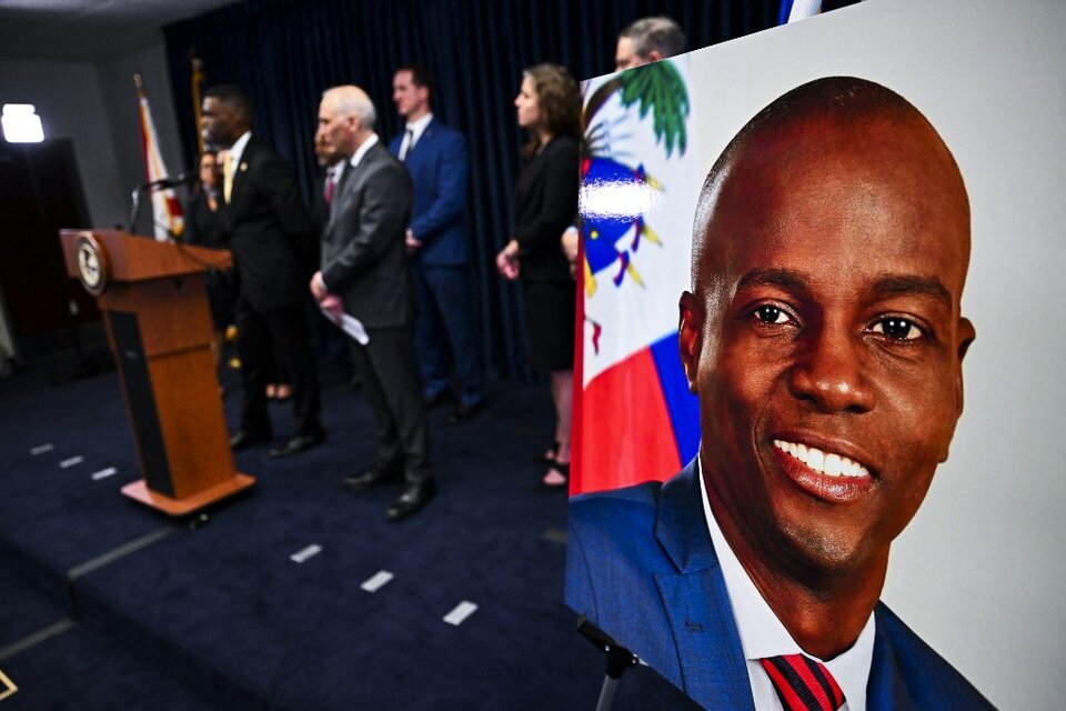 El Fiscal General Adjunto de EE.UU. Matthew Olsen en una conferencia de prensa sobre las detenciones y cargos a los sospechosos por el asesinato del presidente de Haití, Jovenel Moise.  (Fuente: AFP)