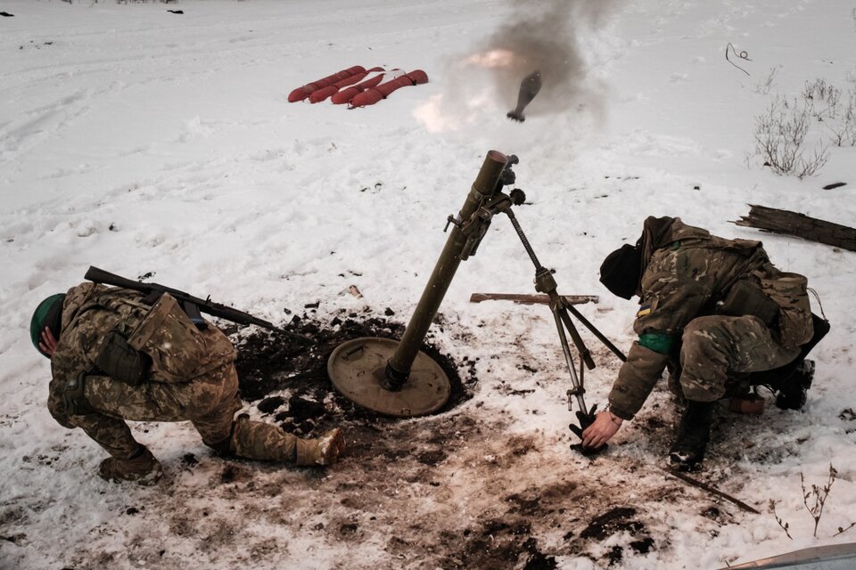 Un soldado ucraniano dispara un mortero contra tropas rusas en Bajmut. (Fuente: AFP)