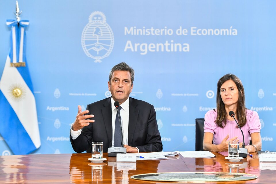 El ministro de Economía, Sergio Massa, y la titular de la Anses, Fernanda Raverta. (Fuente: Prensa Ministerio de Economía)