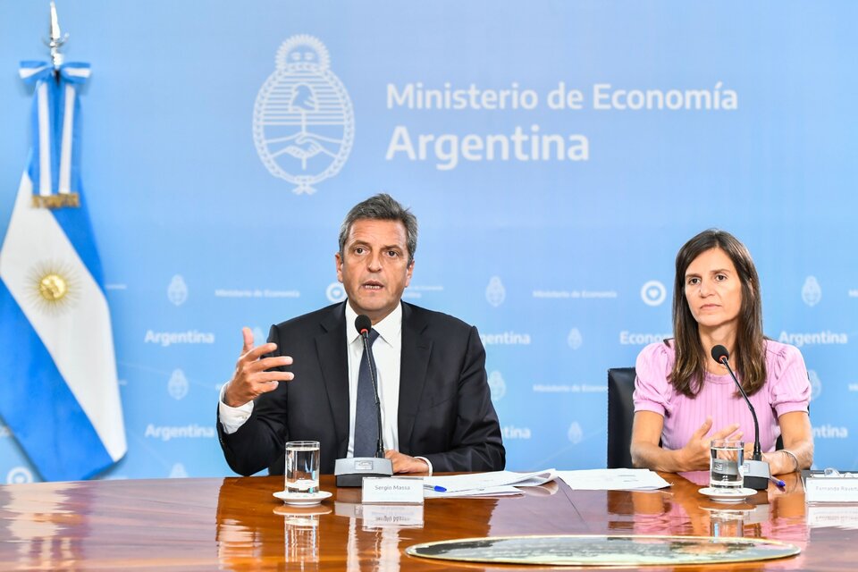 El ministro de Economía, Sergio Massa, y la titular de la Anses, Fernanda Raverta. (Fuente: Prensa Ministerio de Economía)