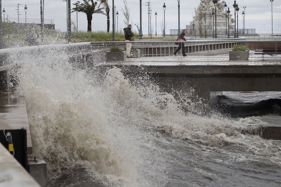 El Río de la Plata sufrirá una crecida sobre sus valores indicados en la tabla de marea (Foto: NA).