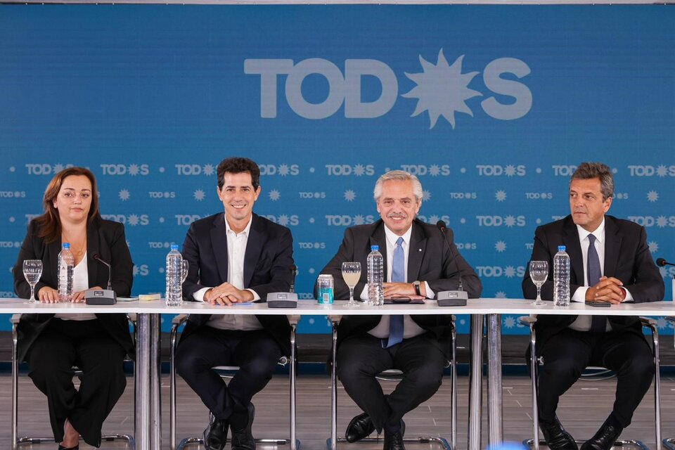Cecilia Moreau, Eduardo Wado de Pedro, Alberto Fernández y Sergio Massa en la reunión de la mesa política del Frente de Todos. (Fuente: Télam)
