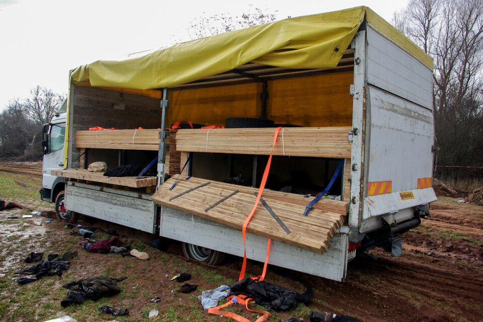 El camión donde eran transportados los migrantes afganos (Foto: AFP).