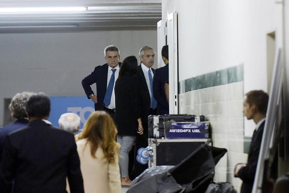 Alberto Fernández y su jefe de Gabinete, Agustín Rossi, al llegar a la reunión del jueves pasado en la sede del PJ. (Fuente: Télam)