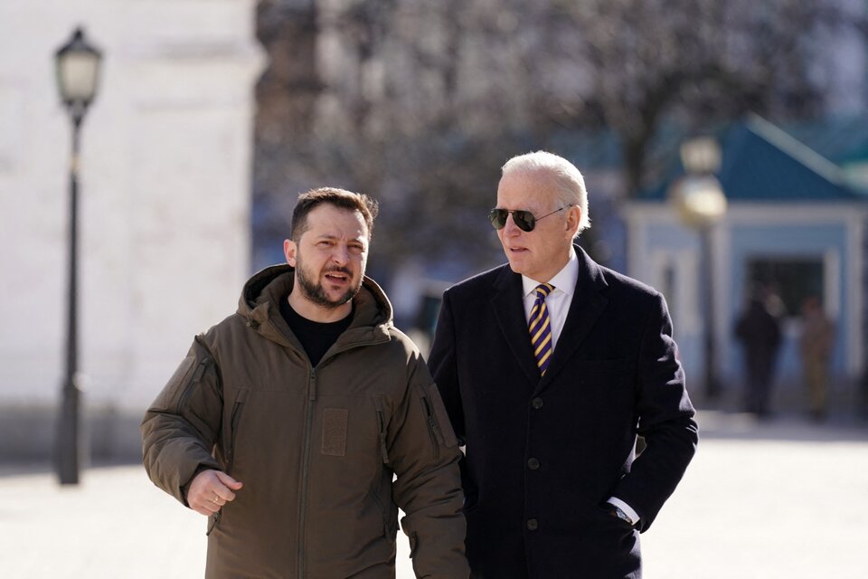 Biden y Zelenski conversan como viejos amigos en Kiev. (Fuente: AFP)