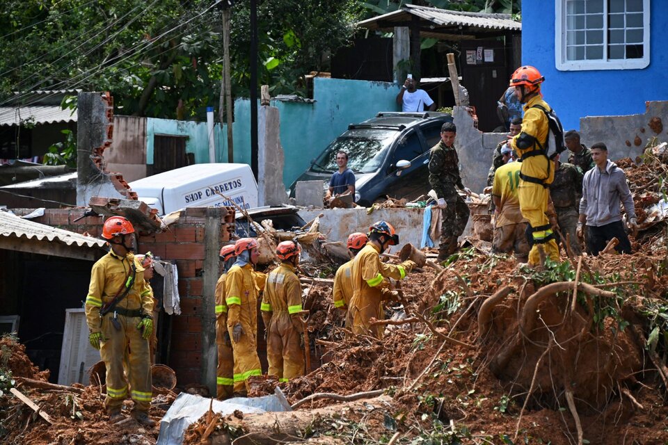 Los socorristsas buscan sobrevivientes. Las lluvias seguirán durante la semana, según el Instituto Nacional de Meteorología de brasil. Imagen: AFP