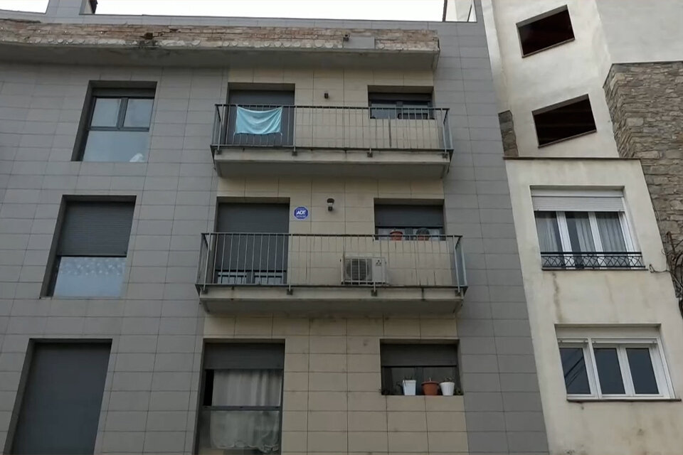 Una de las dos gemelas argentinas que cayeron desde un tercer piso en Barcelona murió. Imagen: captura de video EFE