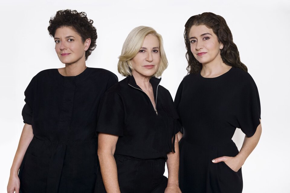 Anahí Berneri, directora de "Elena sabe", junto a las actrices Mercedes Morán y Érica Rivas. Foto: Martín Kraut | Netflix