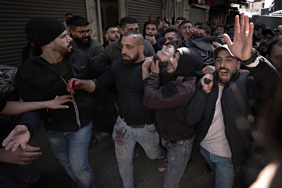 Palestinos en Naplusa cargan con el cuerpo de un hombre muerto durante el operativo israelí. (Fuente: EFE)
