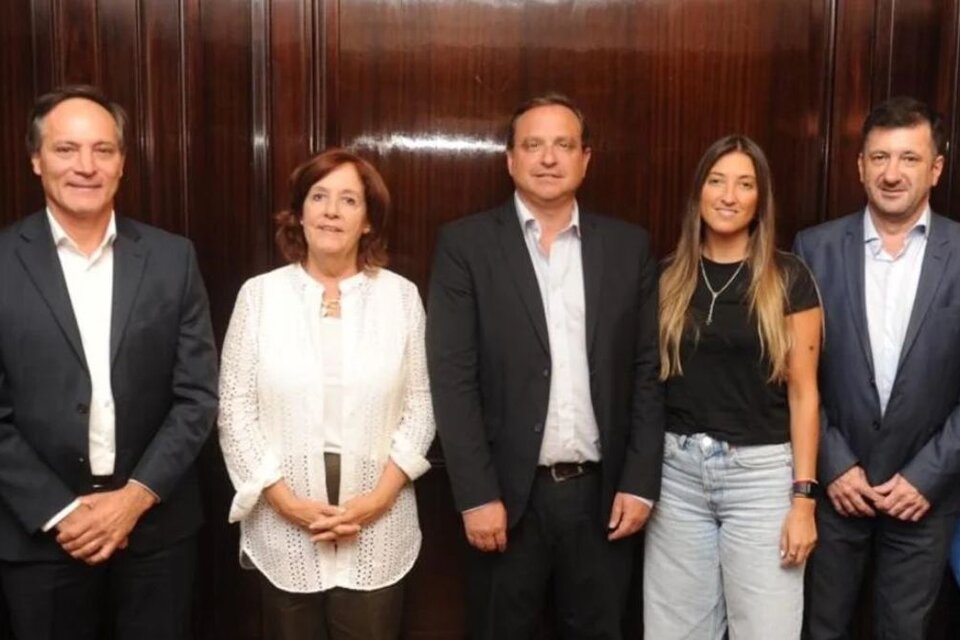 El nuevo espacio, quedó conformado por los cuatro legisladores disidentes a quienes se les sumó la cordobesa, Alejandra Vigo, esposa del gobernador de la provincia mediterránea.