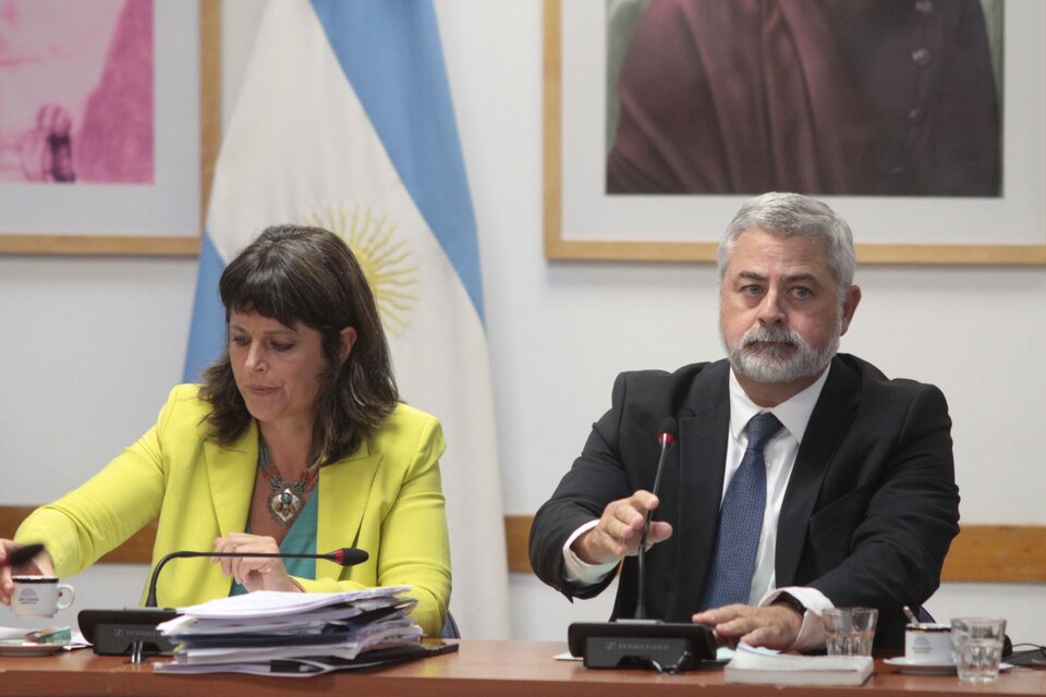 Ramos acomoda el micrófono antes de declarar en la Comisión por Juicio Político (Fuente: Bernardino Avila)