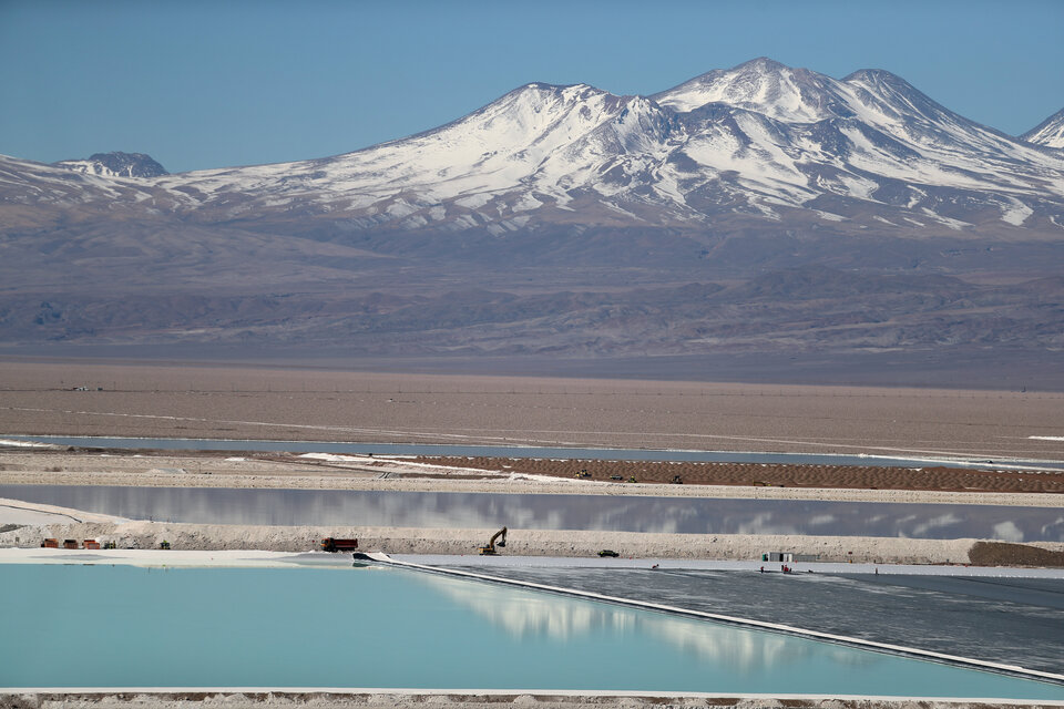 Vista de una piscina de evaporación de litio en el Salar de Atacama, Chile. Foto: NA