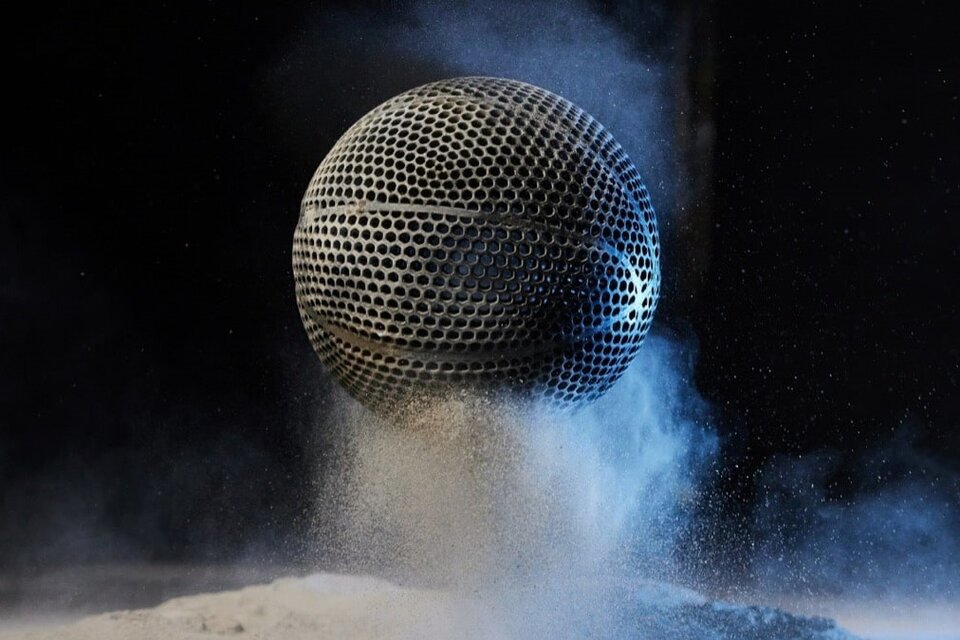 Lanzan una pelota de básquet que no se infla y que está fabricada mediante impresión 3D. Imagen: Wilson.  