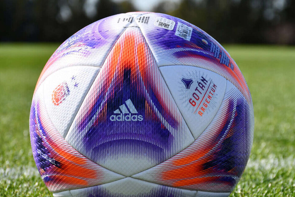 Gotán Argentum, pelota Adidas oficial del 2023 para el fútbol argentino. (Fuente: LFP)