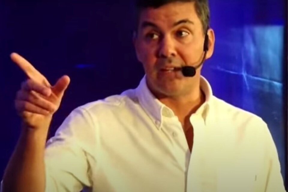 Santiago Peña, favorito para las elecciones del 30 de abril en Paraguay, durante el acto donde dijo que  "a los argentinos no les gusta trabajar". Imagen: captura de video