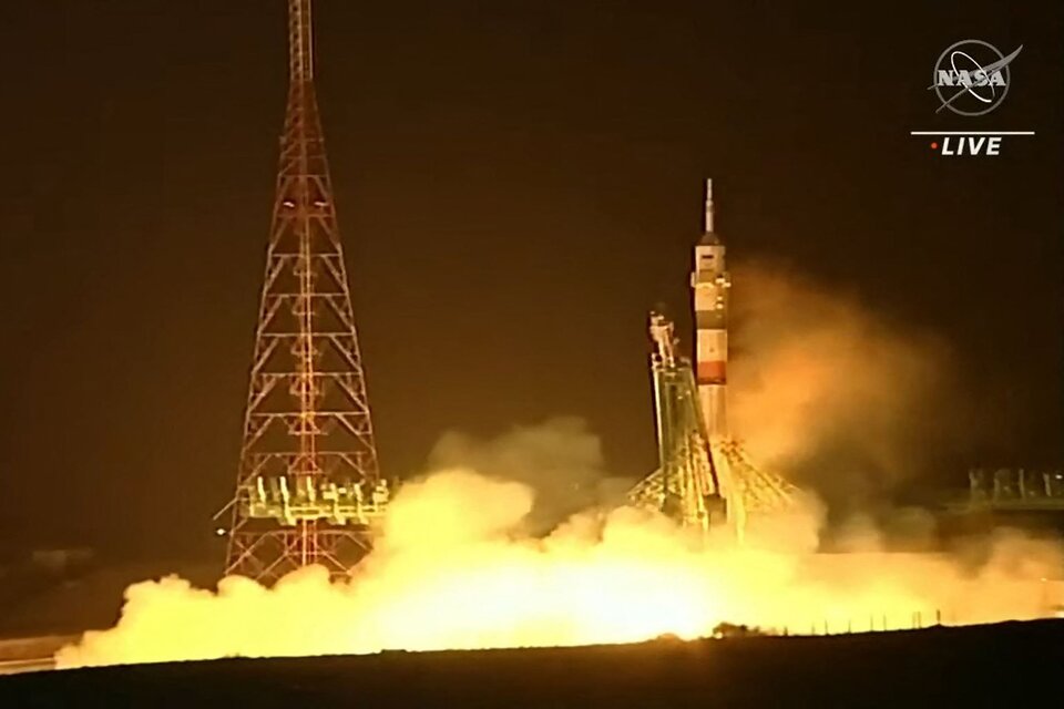 La nave Soyuz MS-23 partiendo para devolver a la Tierra a los tres tripulantes (Foto: AFP).