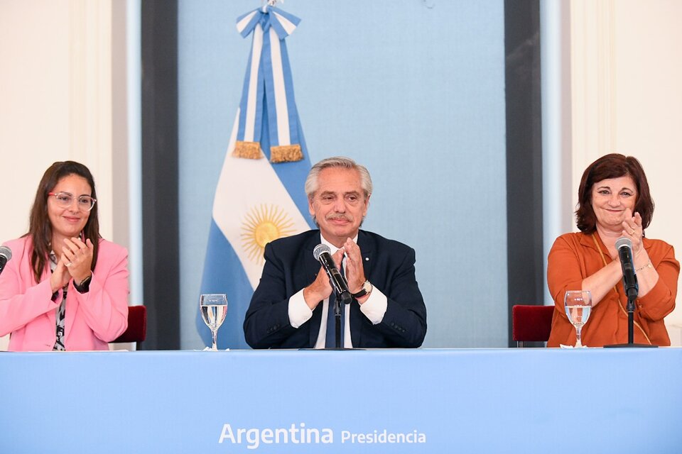 El anuncio fue realizado por el presidente Fernández junto a las ministras de Mujeres, Géneros y Diversidad, Ayelén Mazzina, y a la de Trabajo, Empleo y Seguridad Social, Kelly Olmos (Foto: Presidencia).