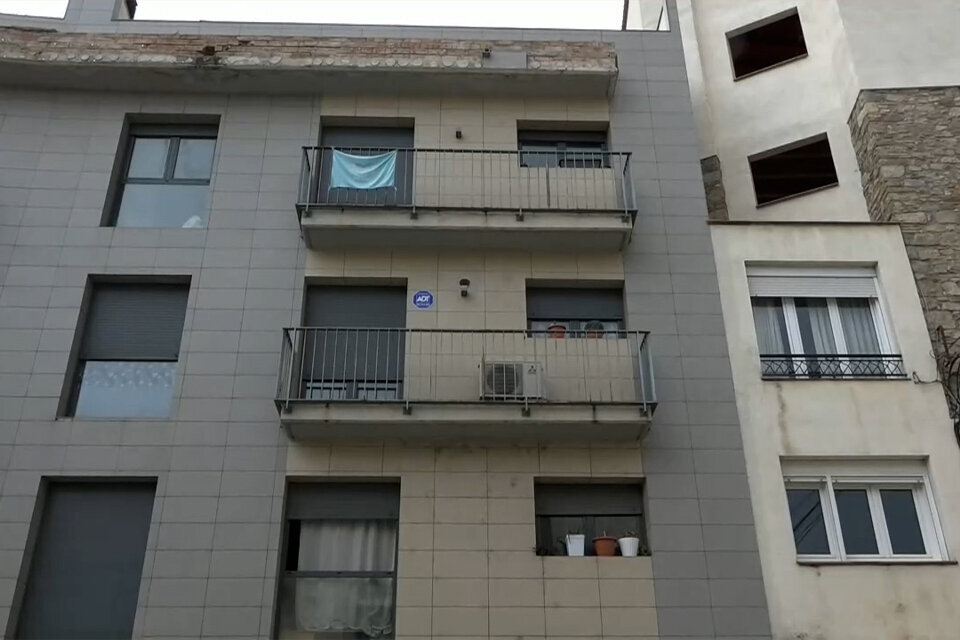 Mejora la gemela que sobrevivió tras caer desde el balcón de un edificio en Barcelona. (Fuente: EFE)