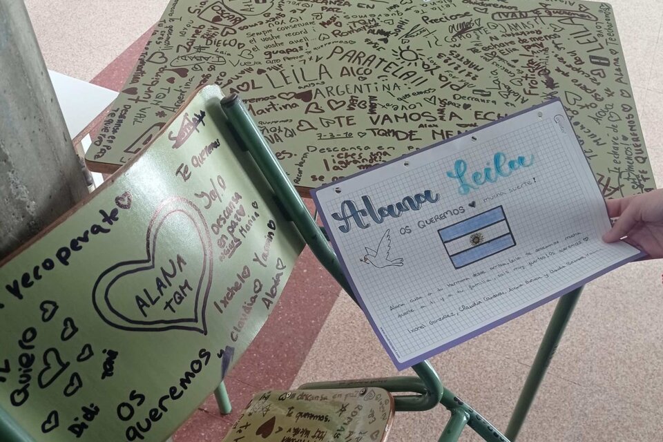 Los estudiantes del instituto catalán al que asistían las dos hermanas gemelas les rindieron homenaje con dibujos y mensajes afectuosos en sus bancos de estudio. (Captura de pantalla)