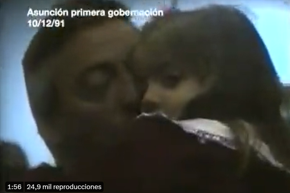 Néstor Kirchner abraza a su hija Florencia durante su asunción en el primer mandato a la gobernación de Santa Cruz. 