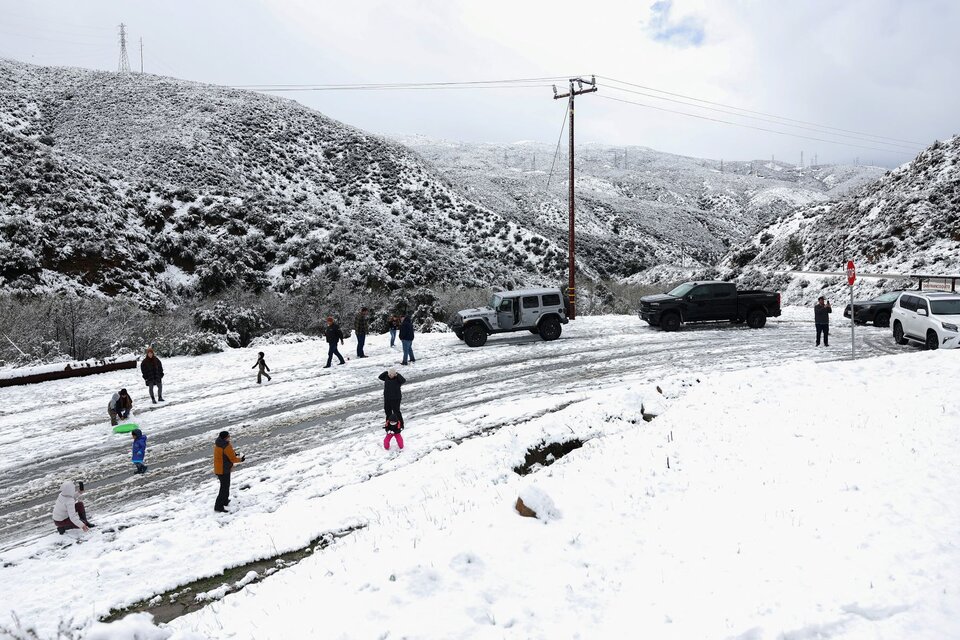 Nieve en el condado de Los Ángeles, el más poblado de California (Foto: AFP).