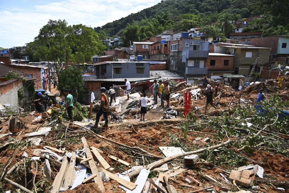 Las autoridades señalaron que, con las búsquedas concluidas, "la prioridad es el socorro a las familias de las víctimas" y la atención de 2.440 personas que han perdido sus hogares. (Foto: AFP)