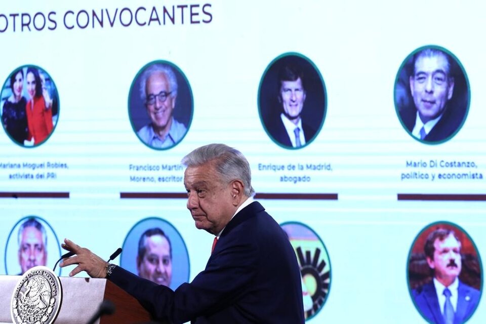 El presidente de México Andrés Manuel López Obrador. En el fondo, algunos de los convocantes a la protesta.