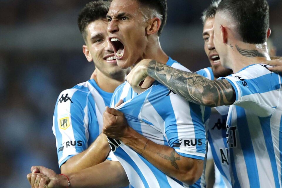 El paraguayo Rojas celebra efusivo el primer gol para la Academia (Fuente: Fotobaires)
