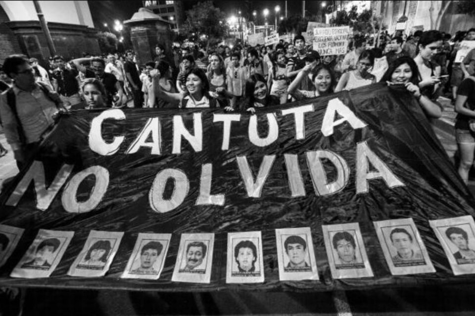 Manifestación de jóvenes exigiendo justicia por los estudiantes de Cantuta, 2016. (Fuente: Lugar de la Memoria, la Tolerancia y la Inclusión Social (LUM) Perú)